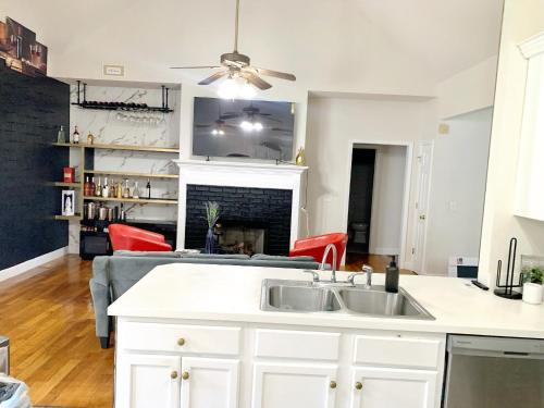 Kuchyň nebo kuchyňský kout v ubytování Serenity Rockmart Retreat