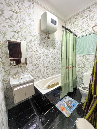 MamaにあるCozy Oasis by Redaの浴槽、洗面台、トイレを備えたバスルーム