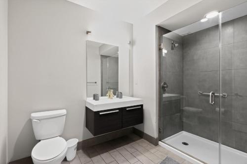 Bilik mandi di Towers At Opop 401 Spacios And Cozy 1 Bd 1 B