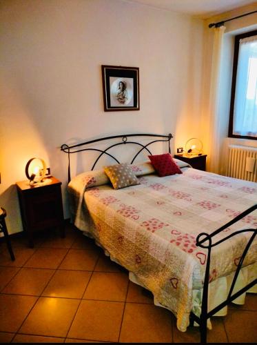 a bedroom with a bed and two lamps on tables at Casa Giuliana in Teglio