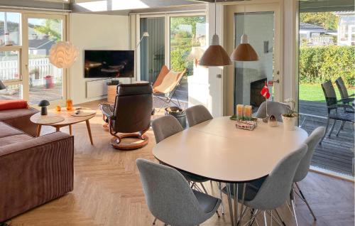 a living room with a table and chairs at 3 Bedroom Gorgeous Home In Hurup Thy in Doverodde