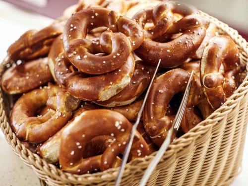 Una canasta de donas glaseadas sobre una mesa en Pullman Munich, en Múnich