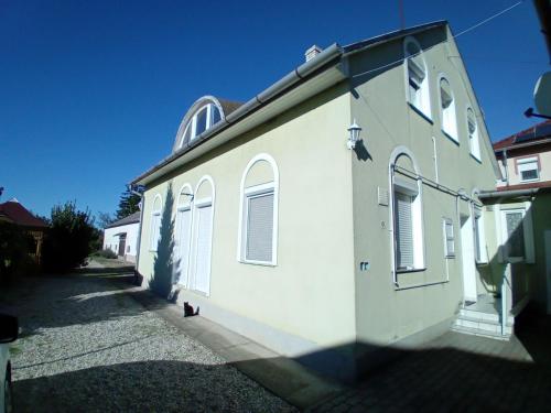 a cat sitting next to a white building at Bükfalva Bercsényi13 in Bük