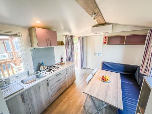 Kuchyň nebo kuchyňský kout v ubytování Happy Camp mobile homes in Camping La Vecchia Torre