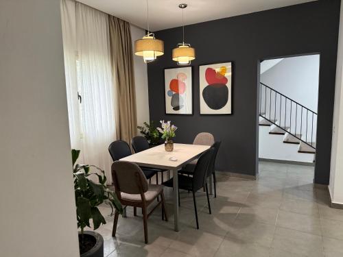 una sala da pranzo con tavolo e sedie di PINE HOUSE 2023 a Vlorë