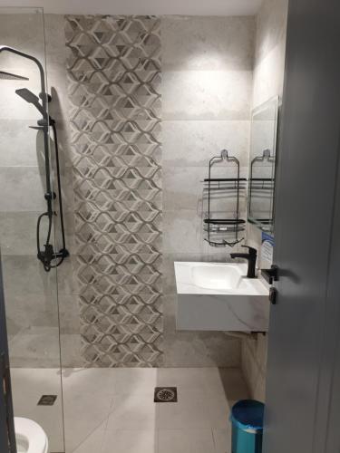 a bathroom with a sink and a shower at فندق مكين in Al Madinah