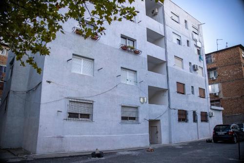 Το κτήριο όπου στεγάζεται  το διαμέρισμα