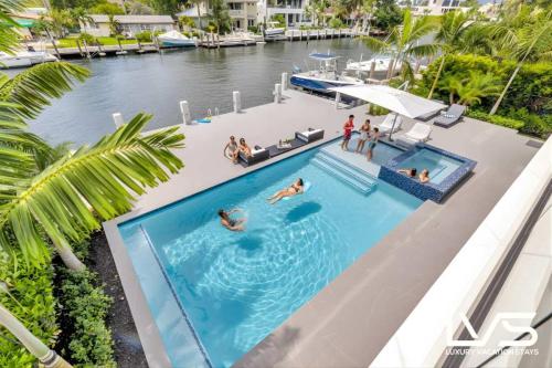 einen Blick über den Pool auf einer Yacht in der Unterkunft Carlotta- New Construction Luxury Waterfront Villa in Fort Lauderdale