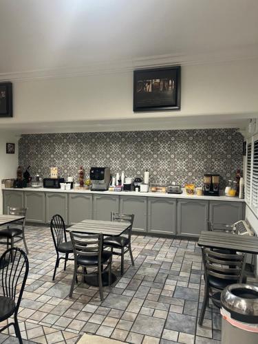 Kuchyň nebo kuchyňský kout v ubytování Super 8 by Wyndham McAllen-Downtown-Airport-LA Plaza Mall