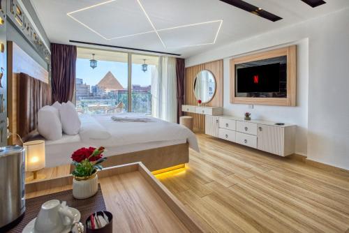 Una habitación de hotel con una cama y una ventana grande. en Platinum pyramids View INN, en El Cairo