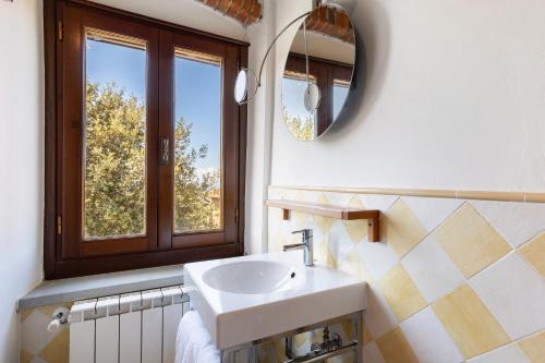 une salle de bain avec un lavabo et un miroir dans l'établissement Resort Esclusivo di Vinci, à Vinci