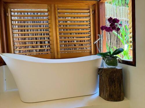 een wit bad voor een raam bij Villa Verde in Trancoso