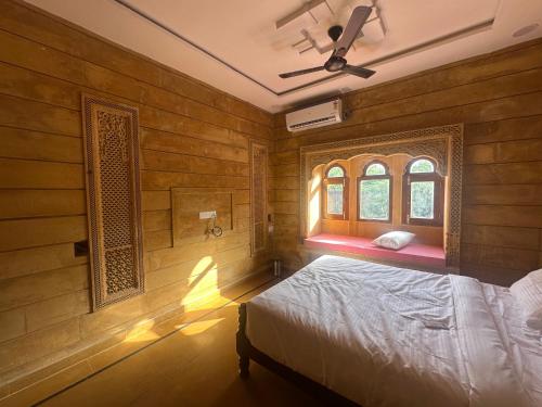 Postel nebo postele na pokoji v ubytování Hotel Majestic Jaisalmer