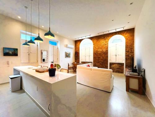 Una cocina y una sala de estar con un sofá y una mesa. en Casa Maravilhosa no Coração de Santa Teresa, en Río de Janeiro