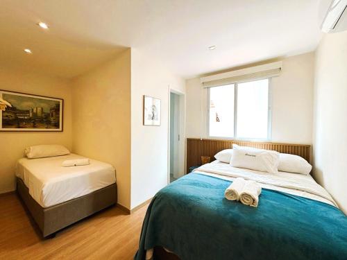 Un dormitorio con dos camas y una ventana. en Casa Maravilhosa no Coração de Santa Teresa, en Río de Janeiro