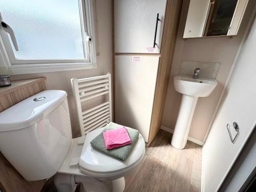 Un baño de 13 West Drive
