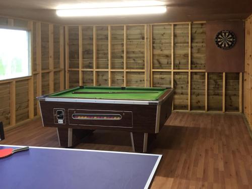 EvenjobbにあるUpper Close - Uk10873の棚付きの部屋