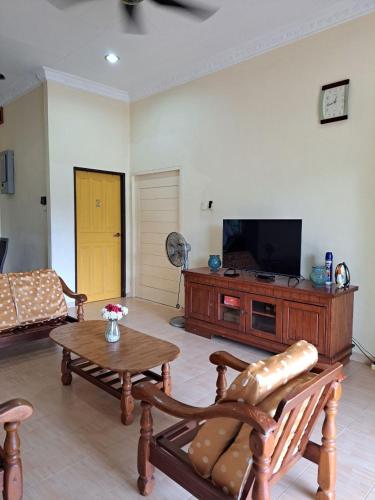 TV a/nebo společenská místnost v ubytování Megat Homestay
