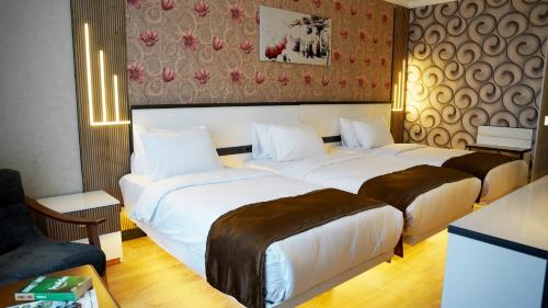Ένα ή περισσότερα κρεβάτια σε δωμάτιο στο Akgül Otel