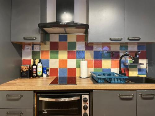 Kuchyň nebo kuchyňský kout v ubytování L'Industriel - Cathédrale Notre-Dame - Netflix