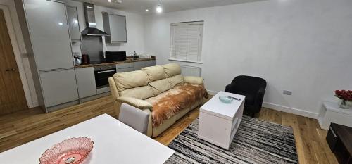 WoolwichにあるModern 1-Bedroom Flat in SE18 10 mins to O2のソファとキッチンのあるリビングルーム