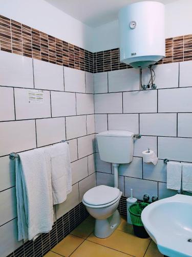 ein Badezimmer mit Toilette, Waschbecken und Handtüchern in der Unterkunft Vista Mare BB in Anacapri