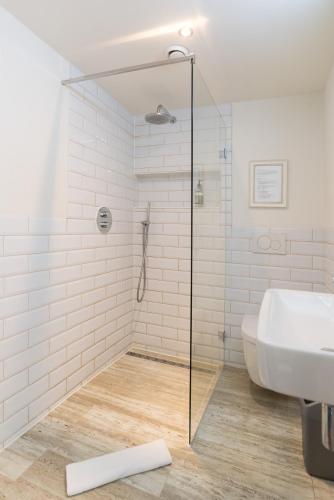 a bathroom with a shower and a sink at Herenstraat Residence in Amsterdam