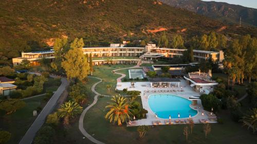 Bazén v ubytování Is Molas Resort nebo v jeho okolí