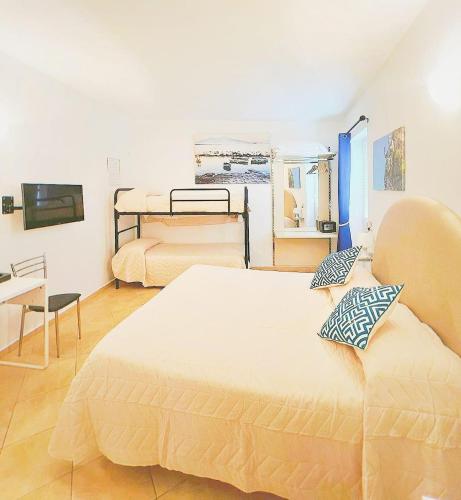 ein großes Schlafzimmer mit zwei Betten und einer Couch in der Unterkunft Vista Mare BB in Anacapri