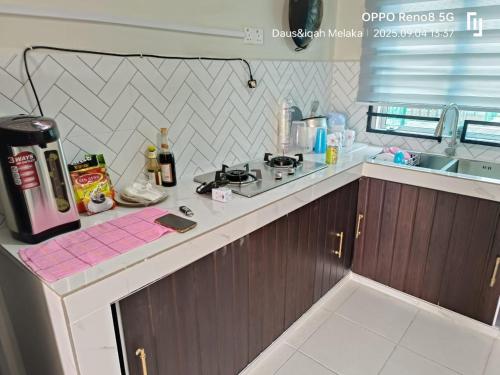 O bucătărie sau chicinetă la Daus&iqah homestay jasin mlk