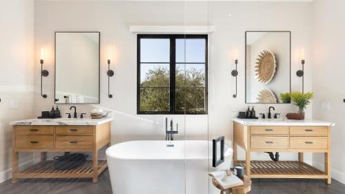 Koupelna v ubytování 8BDR Villa TennisPickleball Golf Green Pool House Gym Bar Mesquite38