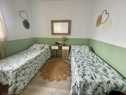2 Bed Flat - Sleeps 4 - Pool - Parking - Wifi