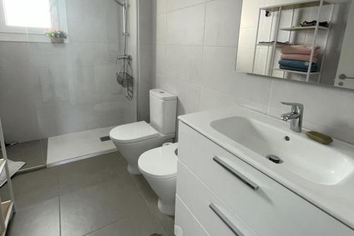 2 Bed Flat - Sleeps 4 - Pool - Parking - Wifi