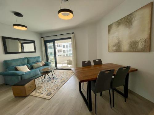 2 Bed Flat - Sleeps 4 - Pool - Parking - Wifi