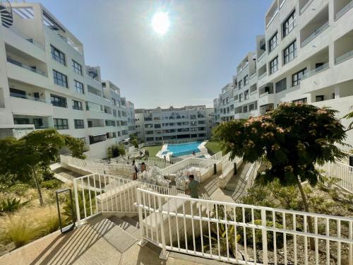 2 Bed Flat - Sleeps 4 - Pool - Parking - Wifi