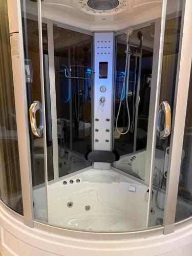 Una vista de una bañera de hidromasaje en una habitación. en Hotel victoria prime, en Surat