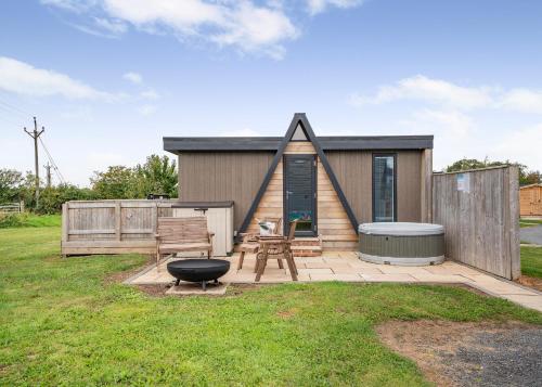 a small cabin with a grill and a grill at South View Retreat in Carlton
