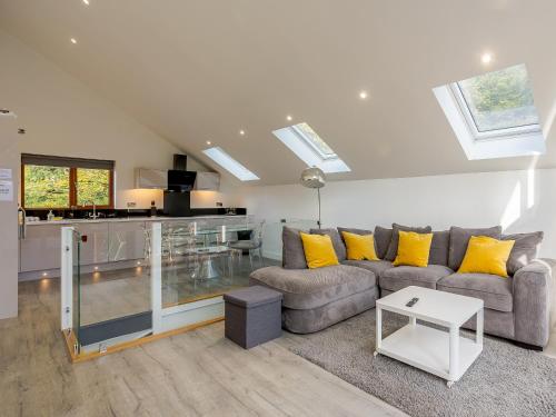 Khu vực ghế ngồi tại Waterside Lodge One - Uk33351