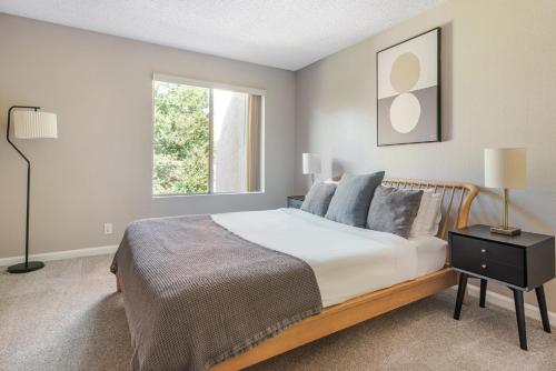 une chambre avec un grand lit et une fenêtre dans l'établissement Blueground Campbell pool nr Campbell Park SFO-1945, à Campbell