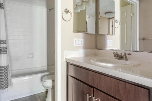 une salle de bain avec un lavabo, des toilettes et un miroir dans l'établissement Blueground Campbell pool nr Campbell Park SFO-1945, à Campbell