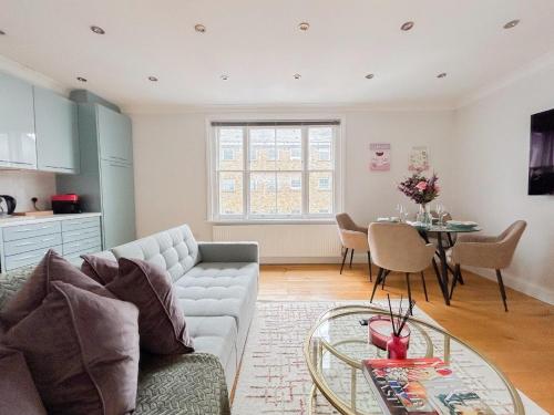a living room with a couch and a table at Charming one bedroom flat on Portobello Road in London