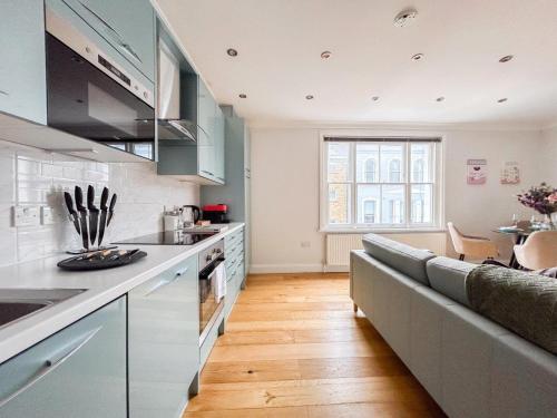 a kitchen with a couch and a table in a room at Charming one bedroom flat on Portobello Road in London