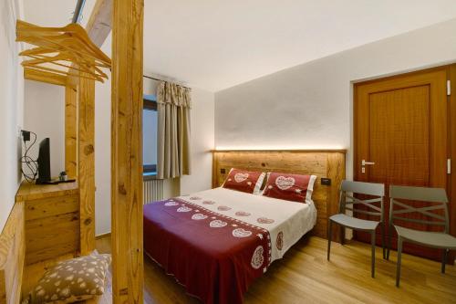a bedroom with a bed and a table and chairs at Agriturismo La Grange in Pont-Saint-Martin