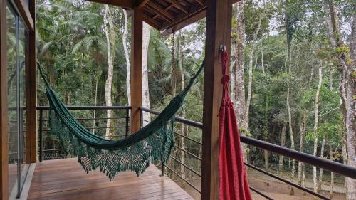 - un hamac dans une cabane dans les arbres dans les bois dans l'établissement Casa shizen, à Nova Friburgo