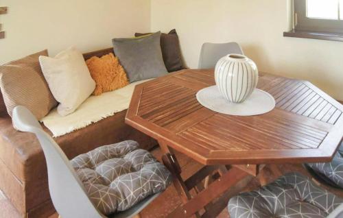 ein Wohnzimmer mit Tisch und Couch in der Unterkunft 2 Bedroom Gorgeous Home In Debina in Dębina