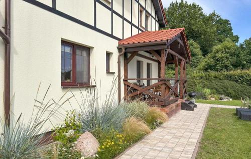 ein Haus mit einem Pavillon auf der Seite in der Unterkunft 2 Bedroom Gorgeous Home In Debina in Dębina