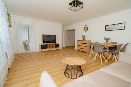 TV a/nebo společenská místnost v ubytování Schöne, zentral gelegene &renovierte Wohnung in NR