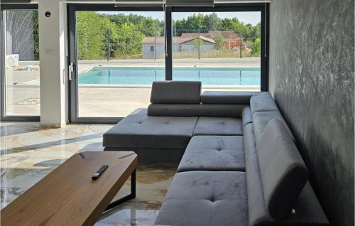 un soggiorno con divano, tavolo e piscina di Cozy Home In Zminj a Jurići