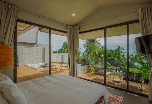 um quarto com uma cama e uma janela grande em Wok Tum Sunset Paradise Villa by Sea N' Rent em Haad Pleayleam
