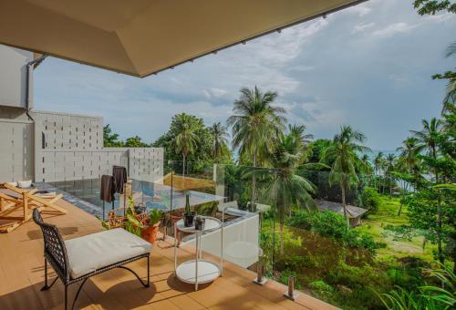 uma varanda com vista para as palmeiras em Wok Tum Sunset Paradise Villa by Sea N' Rent em Haad Pleayleam
